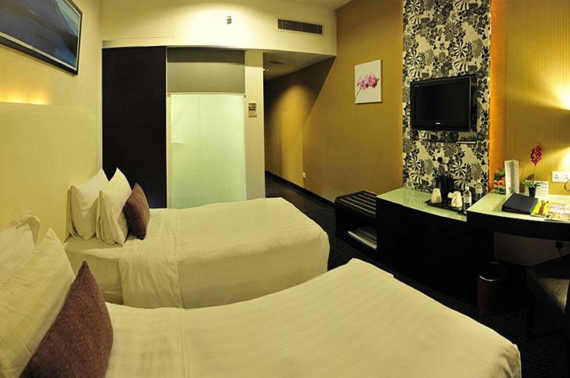 Grand Borneo Hotel Kota Kinabalu Exterior foto