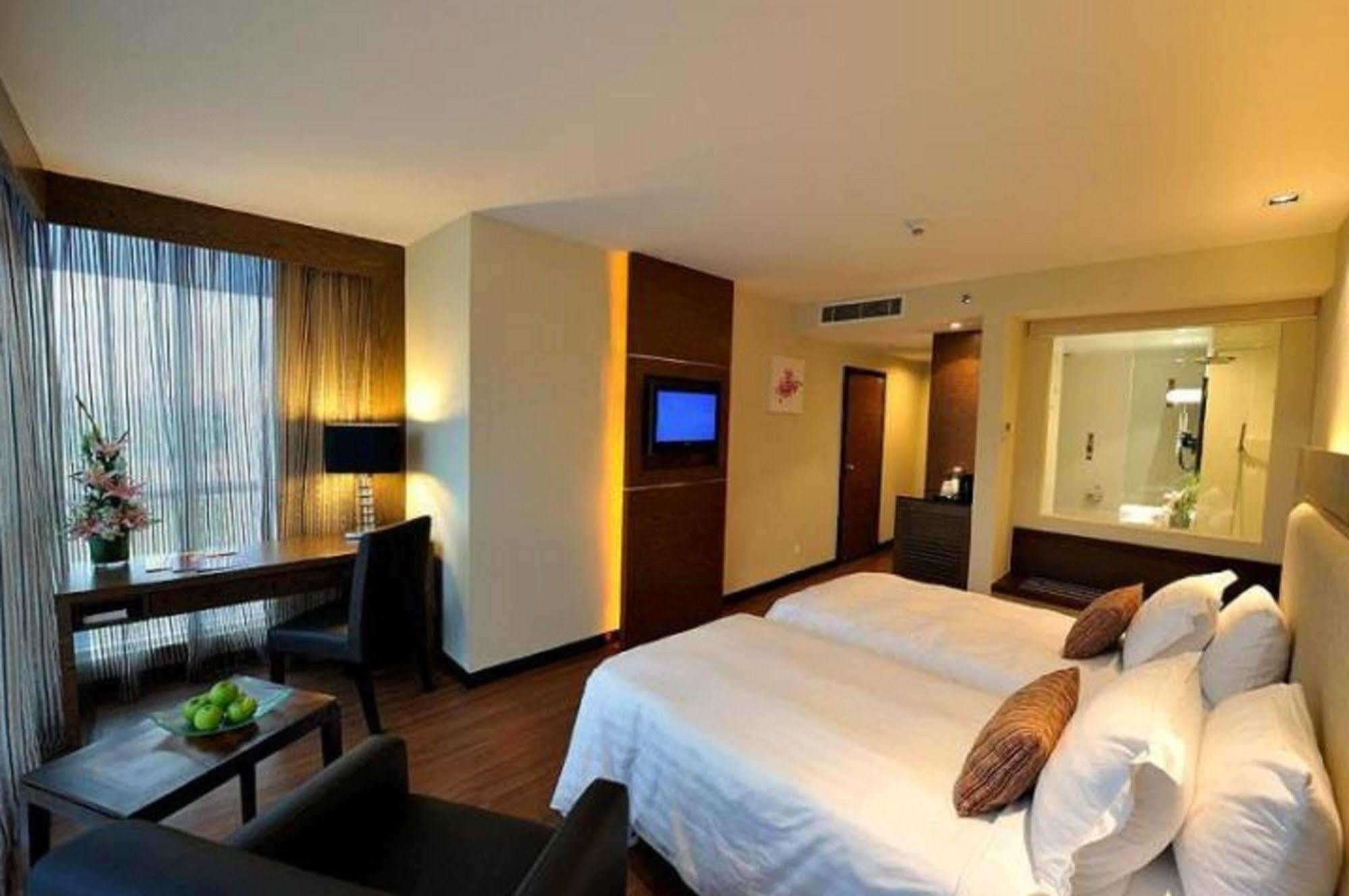 Grand Borneo Hotel Kota Kinabalu Exterior foto