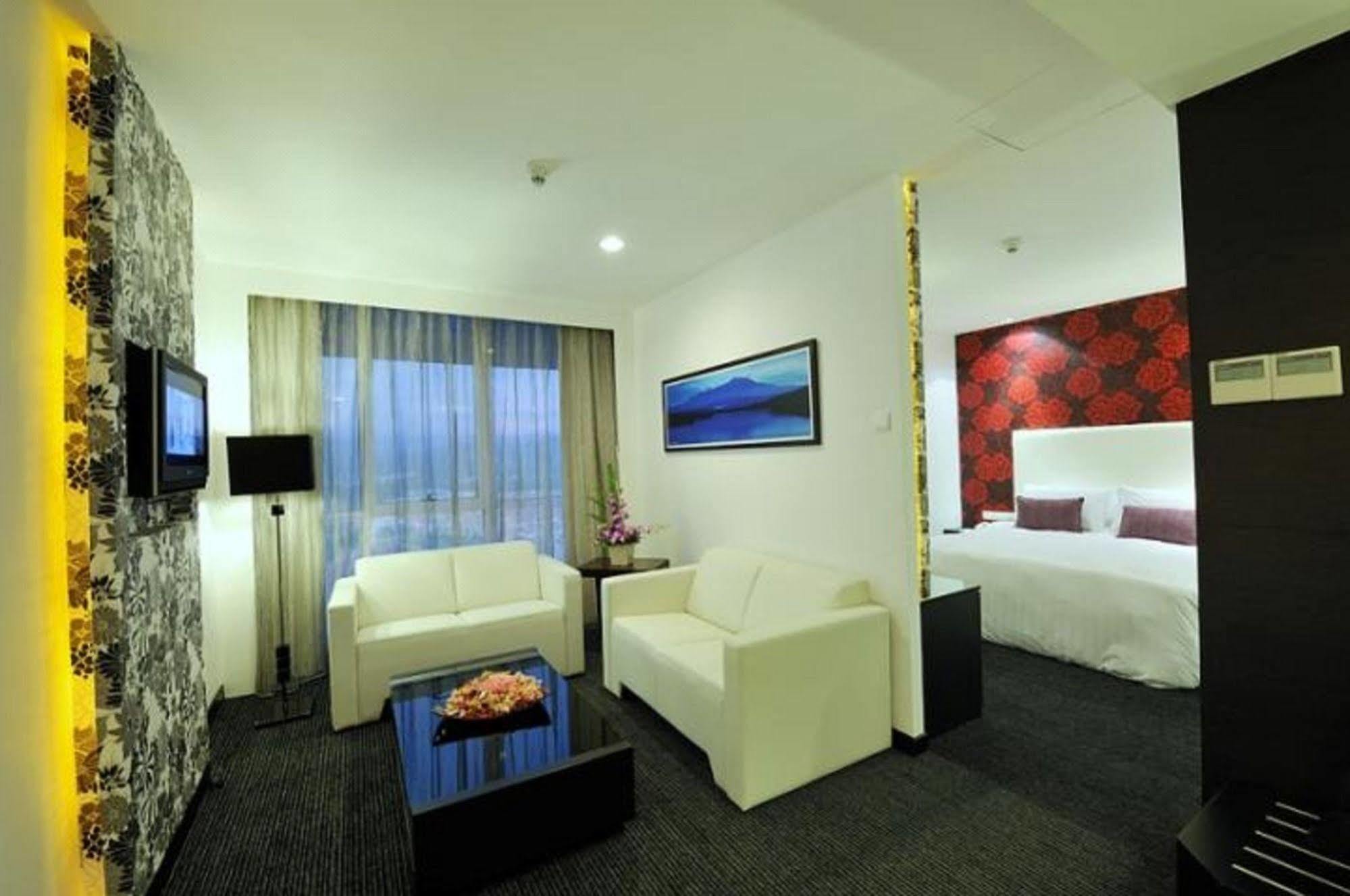 Grand Borneo Hotel Kota Kinabalu Exterior foto