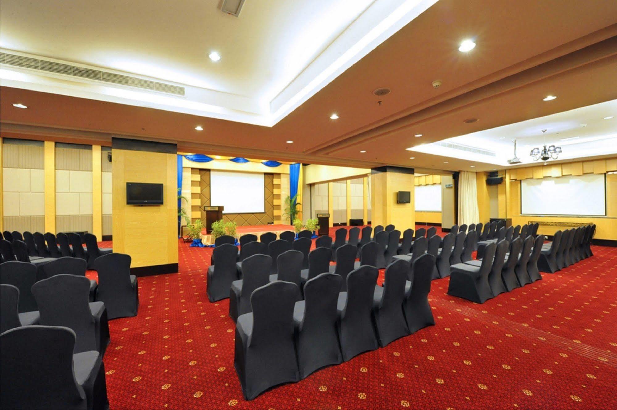Grand Borneo Hotel Kota Kinabalu Exterior foto